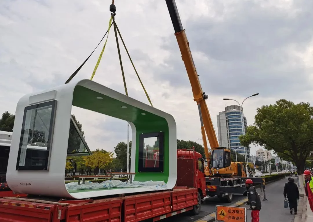 嘉定“綠野仙蹤”生態(tài)環(huán)保智能公交站臺與秋景更配