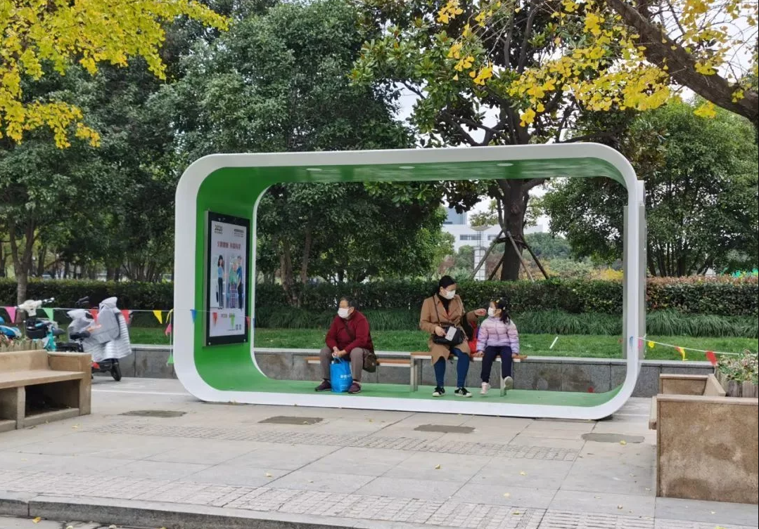 嘉定“綠野仙蹤”生態(tài)環(huán)保智能公交站臺與秋景更配