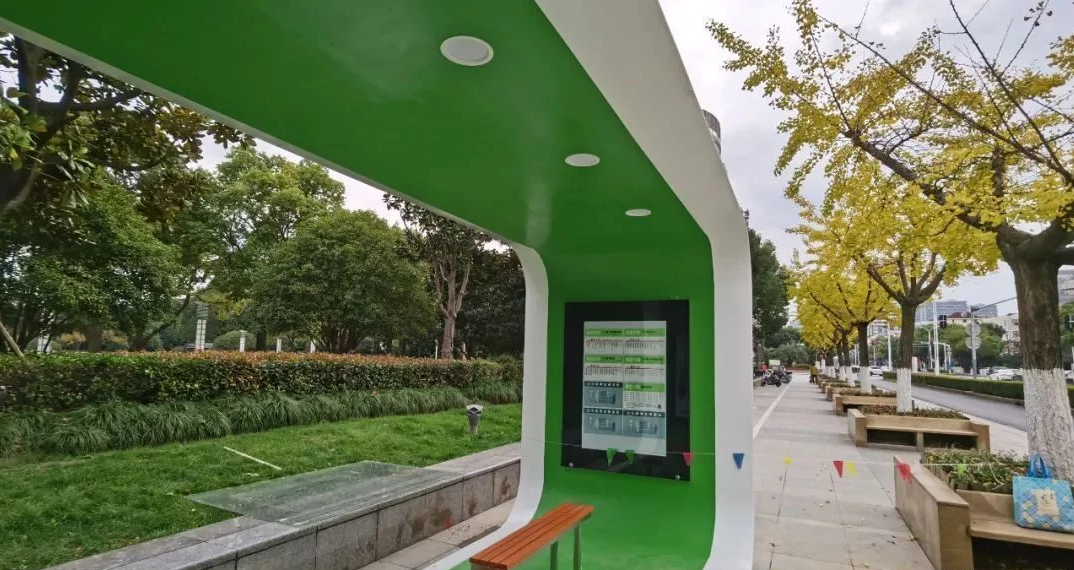 嘉定“綠野仙蹤”生態(tài)環(huán)保智能公交站臺與秋景更配
