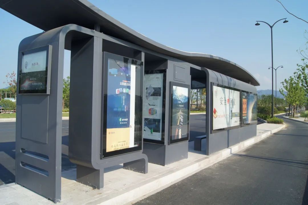 智能公交站臺(tái)推進(jìn)城市生態(tài)文明建設(shè)彰顯智慧科技城市印象
