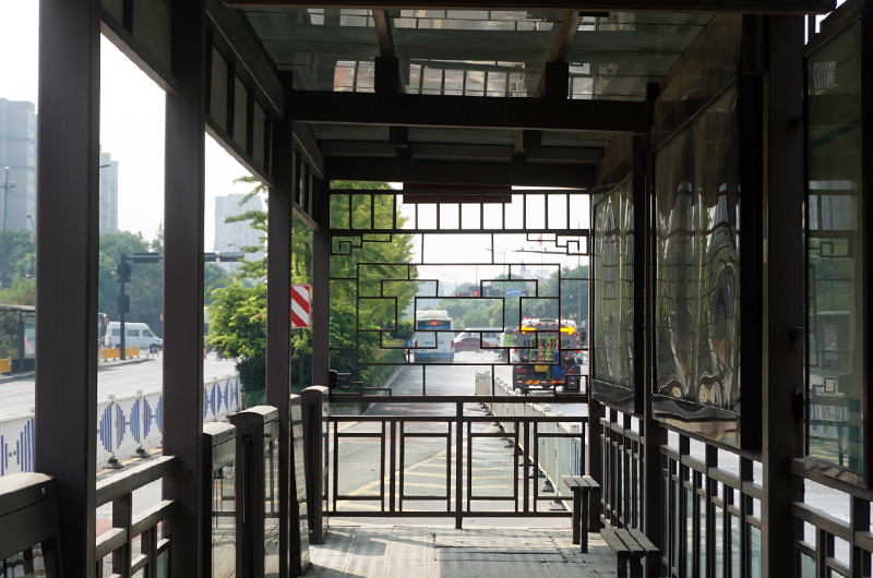 快速公交仿古候車亭鏤空花格設(shè)計(jì)提升視野及美感