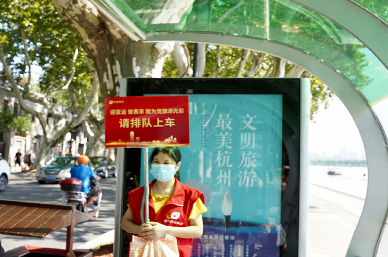 打造城市文明形象這些公交站臺志愿者真棒